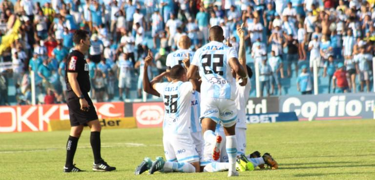 Jogadores do Papão festejaram muito o gol e lutaram até o fim atrás da vitória. Foto: Fernando Torres