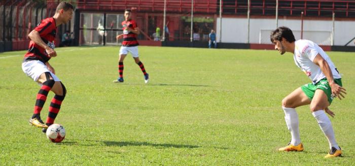 Flamengo não conseguiu escapar da boa marcação da Francana. Foto: Léo Sguaçabia