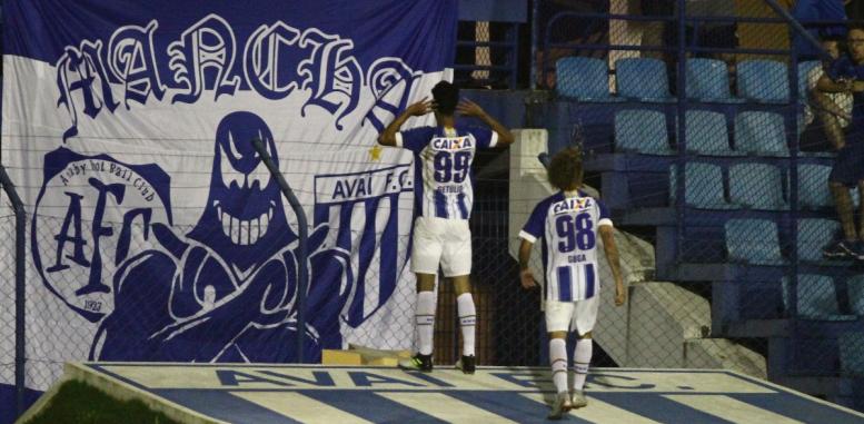 No ritmo de vaias da torcida, o Avaí foi valente e virou o jogo contra o Sampaio. Foto: Jamira Furlani . Avaí FC