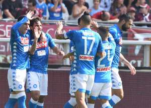 ITALIANO: Em Turim, Napoli vence Torino e encosta na Juventus na liderança