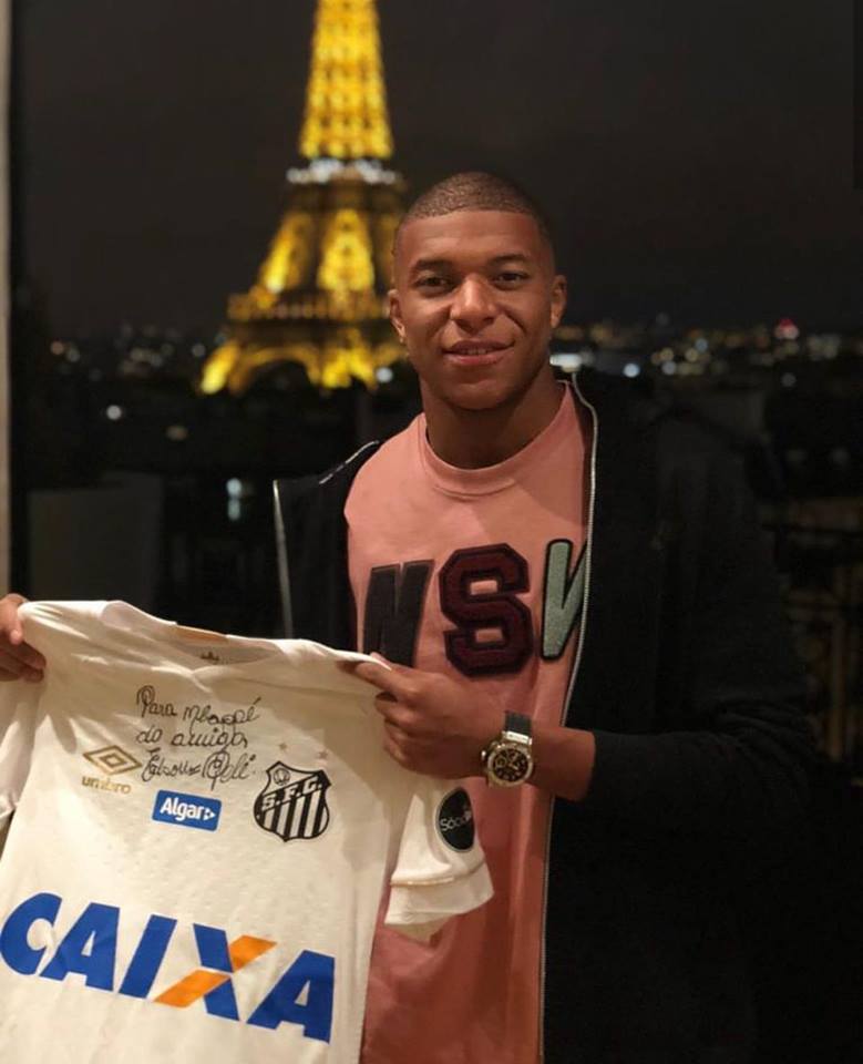 Francês: Craque do PSG, atacante recebe camisa do Santos enviada pelo Rei Pelé