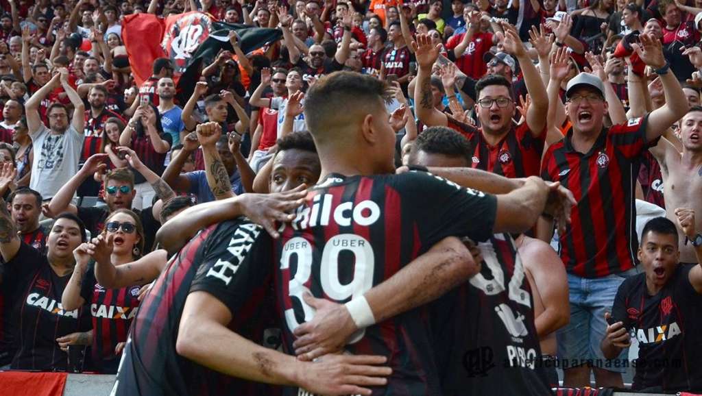 Jogadores rubronegros comemoram um dos três gols marcados diante do Paraná (Foto: Miguel Locatelli/Site Oficial Atlético-PR)