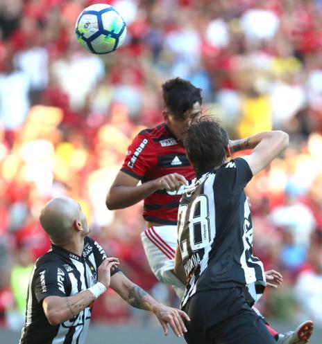 Lucas Paquetá subiu muito e cabeceou bem no segundo gol. Foto: Gilvan de Souza