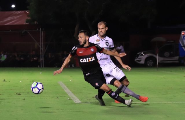 Vitória e Botafogo fizeram um jogo bastante movimentado neste domingo em Salvador (Foto: Maurícia da Matta/EC Vitória)