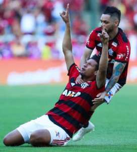 Personagens do Flamengo, Arão e Paquetá, se 'solidarizam' a companheiros substituídos