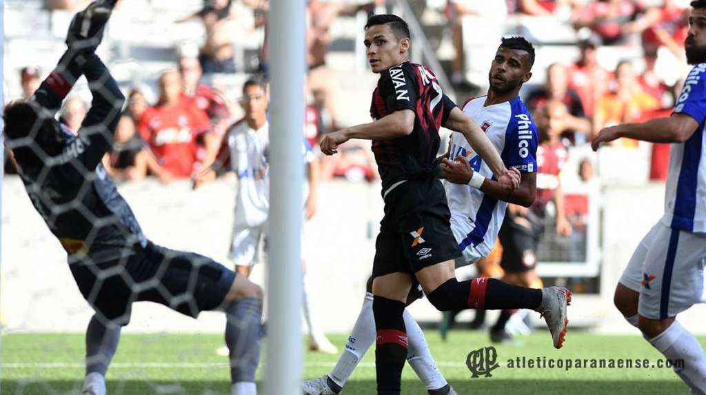 Tiago Nunes festeja vitória, mas quer ver o Atlético-PR briga 'lá em cima'