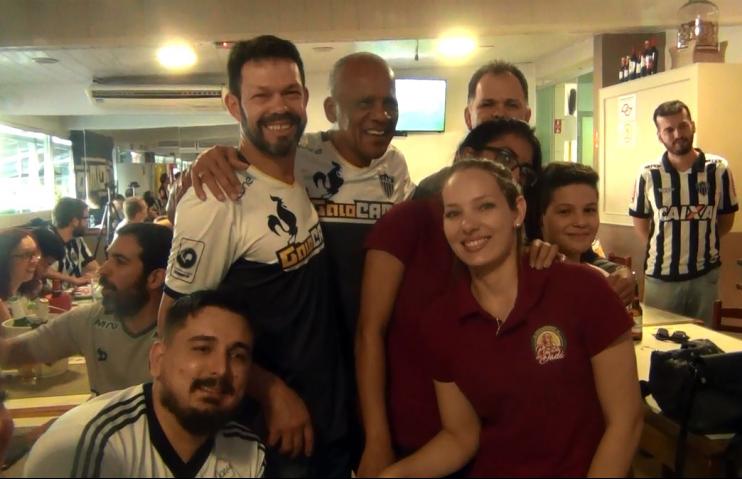 Dadá e funcionários da Pizza do Dadá  posando numa foto com o ídolo da torcida do Galo, Dadá Maravilha, o 