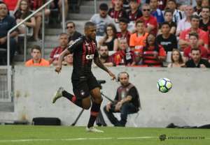 De volta após lesão, Cirino comemora vitória do Atlético-PR com gol em clássico