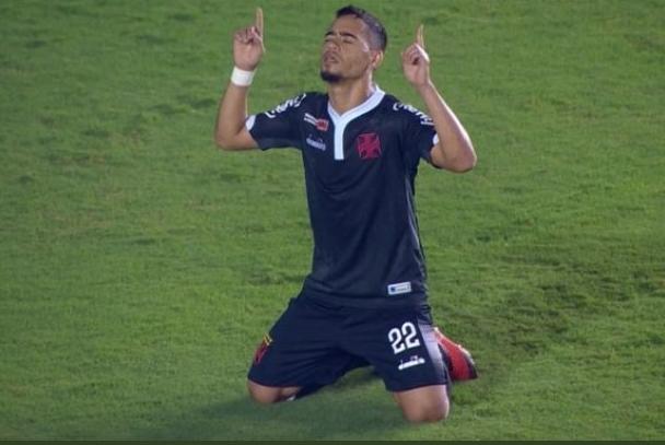 Com gols de Pikachu e Marrony, Vasco vence Bahia e respira contra a degola do Brasileirão