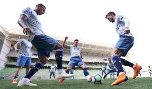 Atacante quebra o braço e vira desfalque no Palmeiras