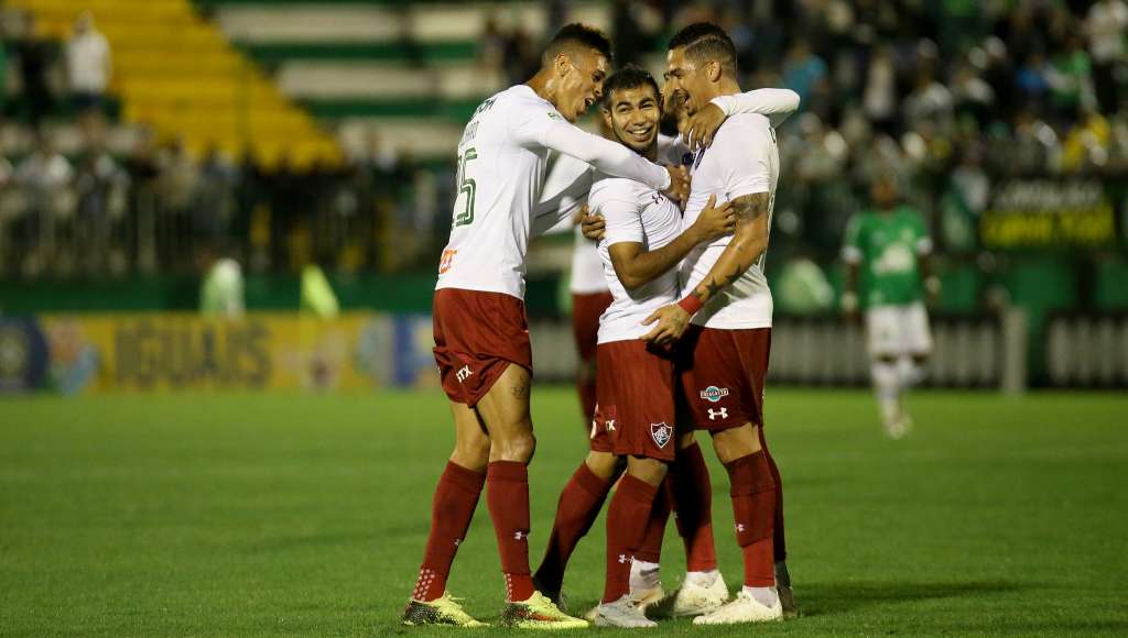 Suspensos, Jadson e Airton desfalcarão o Fluminense contra o Grêmio no sábado