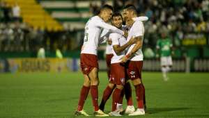 Suspensos, Jadson e Airton desfalcarão o Fluminense contra o Grêmio no sábado