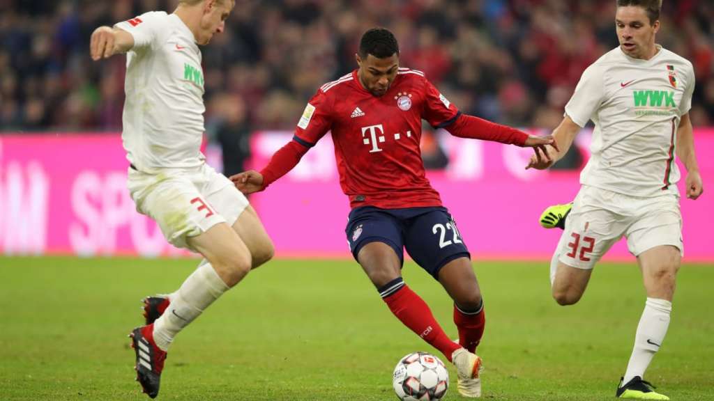 O Bayern de Munique tropeçou diante do Augsburg, mas segue na liderança do Alemão