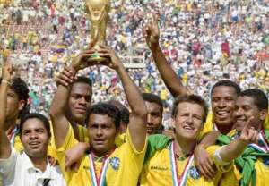 Romário perde processo contra Dunga e terá que pagar multa de R$ 93 mil