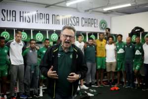 Presidente da Chape protege Guto e cobra elenco: 'não vou dar tapinha nas costas'