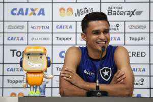 Vitória em Salvador melhorou clima no Botafogo, diz atacante Erik