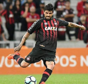 Lucho González acredita em primeira vitória fora de casa do Atlético-PR