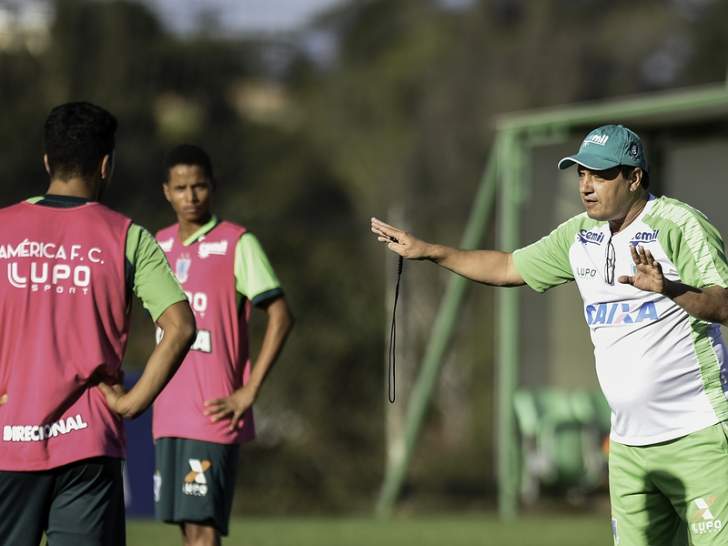 Adilson Batista segue sem repetir time no América-MG e projeta duelo contra Corinthians
