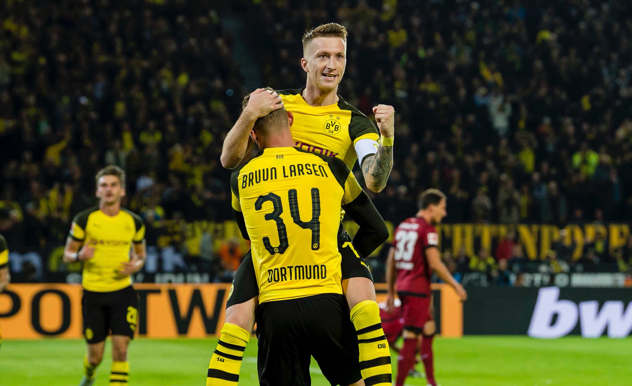 ALEMÃO: Reus marca dois, Dortmund faz sete no Nuremberg e se aproxima do líder Bayern