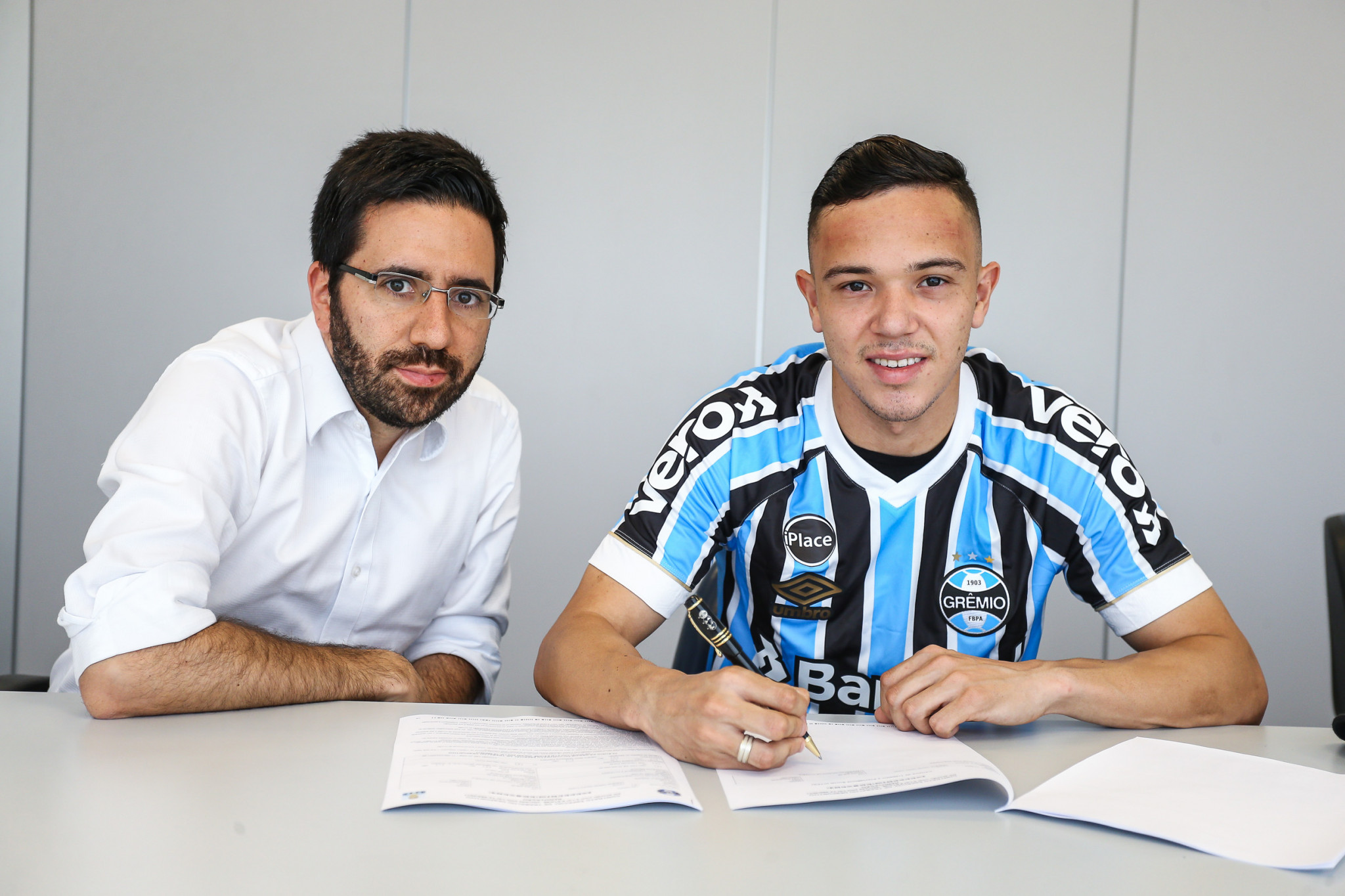 Grêmio renova contrato com o atacante Pepê até o fim de 2022