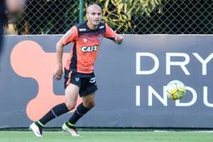 Fábio Santos torce o tornozelo e vira dúvida no Atlético-MG para domingo