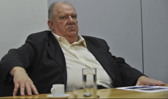 Mustafá Contursi na mira felina de Leila Pereira