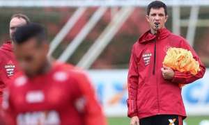 Barbieri exibe abatimento após eliminação do Flamengo e tem futuro incerto