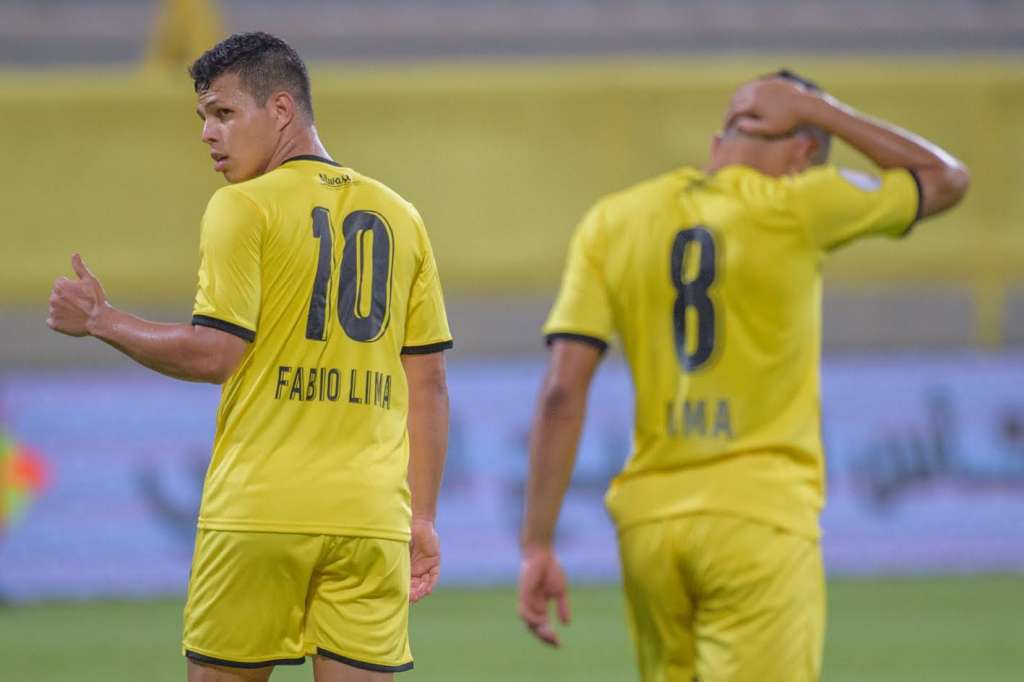 Fábio Lima, ex-Vasco, agride brasileiro e é suspenso no Emirados Árabes