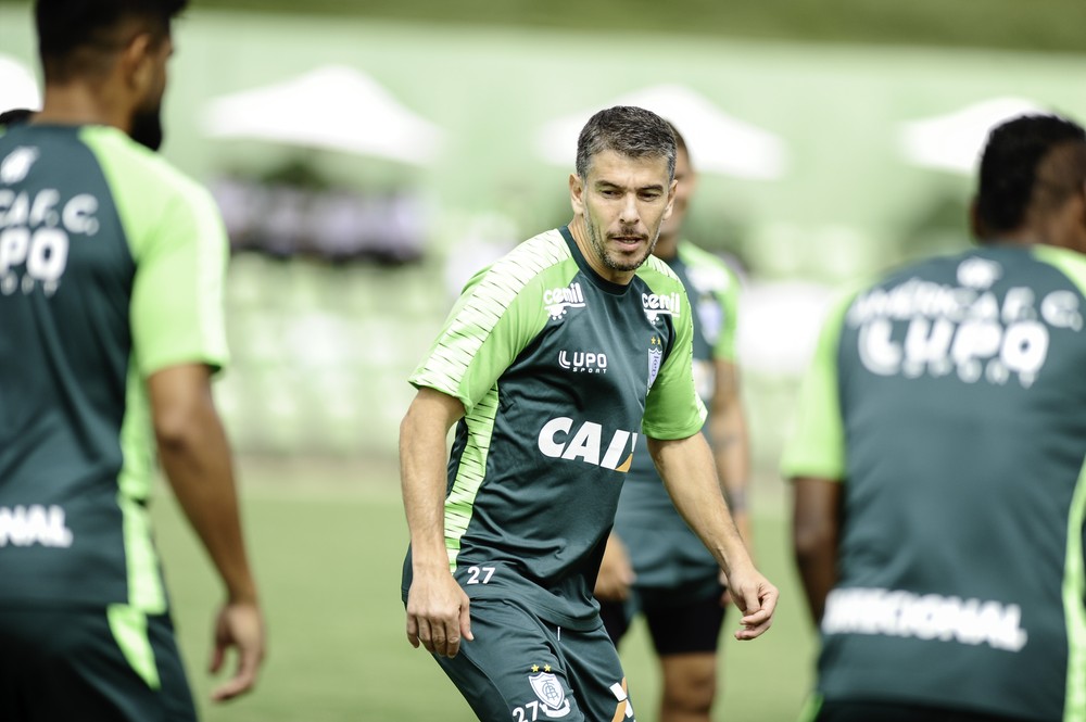 Leandro Donizete prevê um Corinthians badalado contra América-MG
