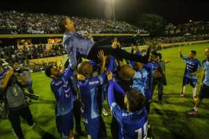 Treinador com grande número de acessos estuda propostas de times do RJ e SP