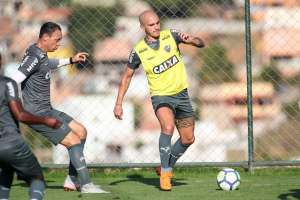 Recuperado, Fábio Santos treina e deve reforçar o Atlético-MG contra o Sport