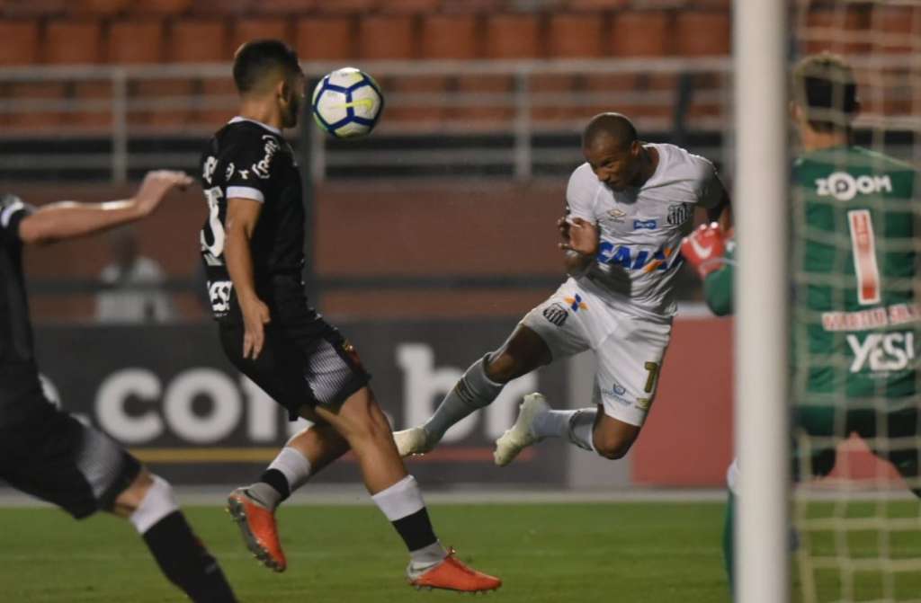 O uruguaio Carlos Sanchéz cabecea para dar assistência ao gol de Diego Pituca