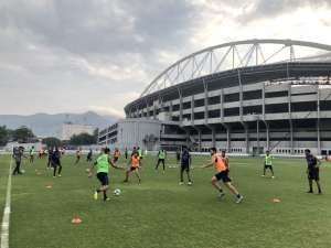 Erik volta aos treinos e deve estar em campo pelo Botafogo no domingo