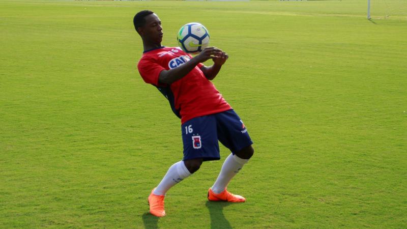Tite convoca revelação de time lanterna do Brasileirão para treinar com Seleção