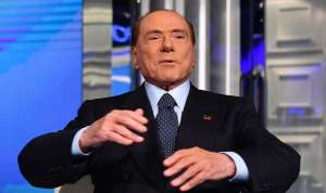 Após vender Milan, Berlusconi compra time da terceira divisão italiana
