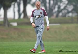Atlético-PR enfrenta Santos motivado em conquistar primeira vitória fora de casa