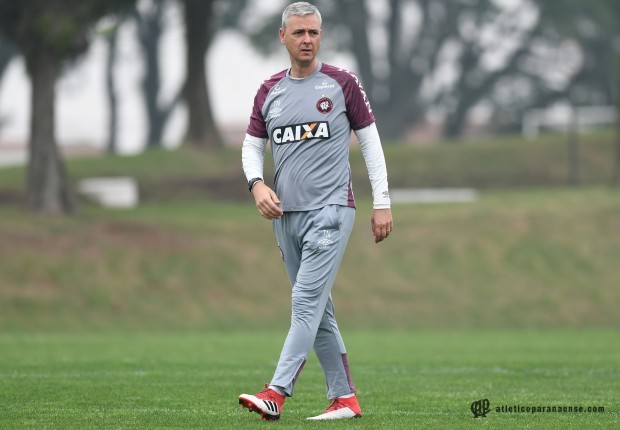 Atlético-PR enfrenta Santos motivado em conquistar primeira vitória fora de casa