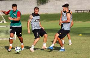 Insatisfeito, Carpegiani deve mexer no time titular do Vitória