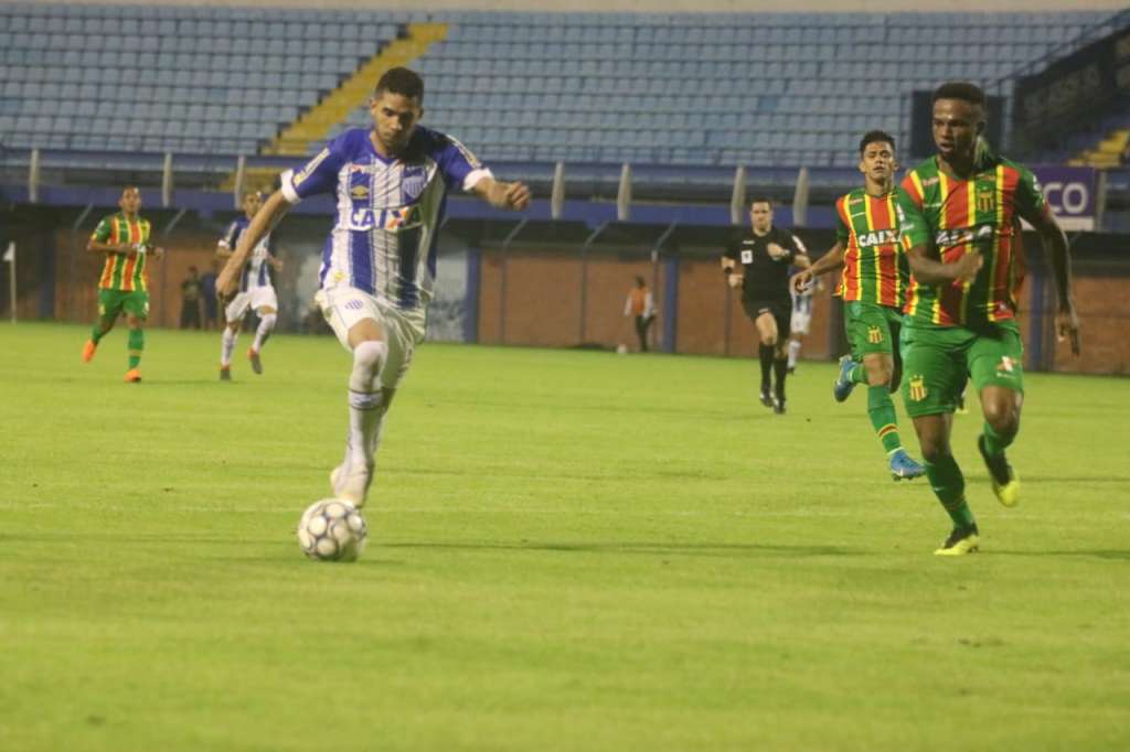 O Avaí vem de vitória sobre o Sampaio Corrêa e pode eliminar um concorrente direto neste sábado (Foto: Frederico Tadeu/Avaí)