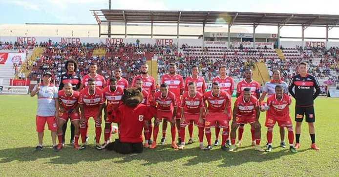 Wesley, do Flamengo, doa chuteira a jogador do Floresta: 'Sempre