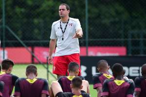 André Jardine ganha moral no São Paulo e vira elo da base com Aguirre