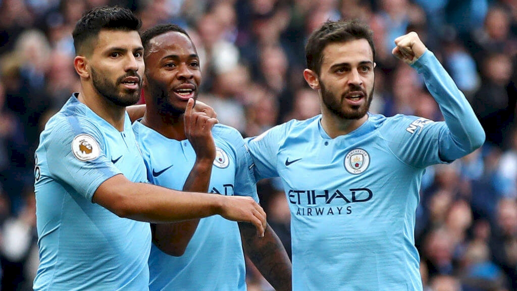 Jogadores do Manchester City comemoram o gol marcado pelo atacante Sterling (ao centro)