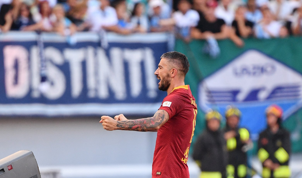 Com gol de calcanhar, Roma vence clássico com a Lazio no Italiano Com gol de calcanhar, Roma vence clássico com a Lazio no Italiano