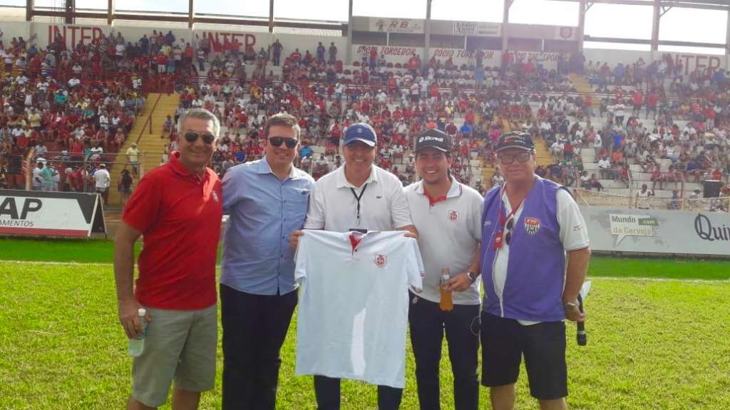 Após um grande sucesso, o idealizador do Futebol Sustentável, Edivaldo Ferraz recebeu de presente uma camisa da Inter de Bebedouro