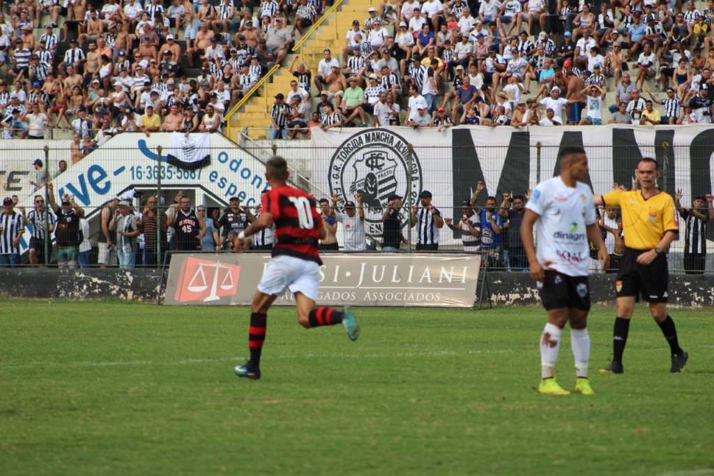 O Flamengo saiu na frente, mas sofreu o empate nos minutos finais e foi eliminado pelo Comercial (Foto: Leonardo Sguaçabia/Flamengo Guarulhos)