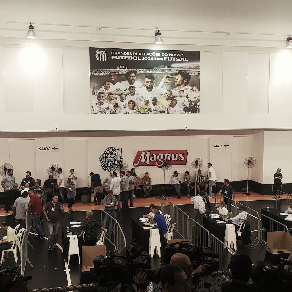 Com vitória folgada em votação de sócios, Peres escapa de impeachment no Santos