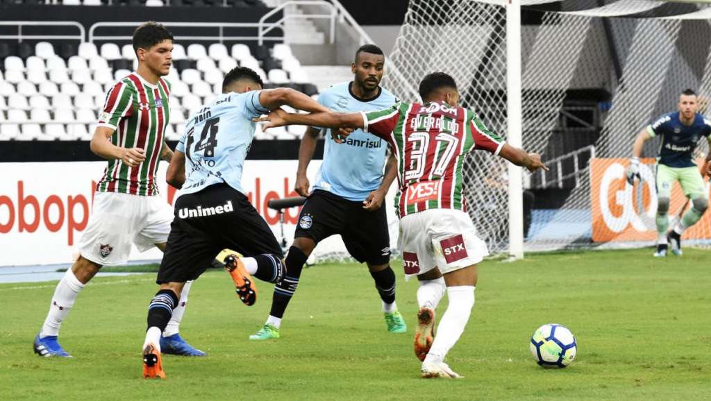 O Grêmio entrou de vez na briga pelo título do Brasileirão ao vencer o Fluminense