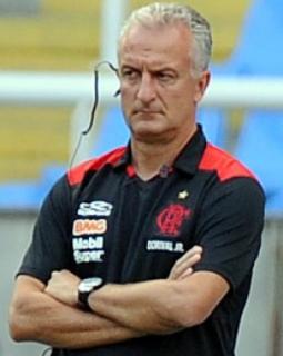 Dorival mexeu no intervalo