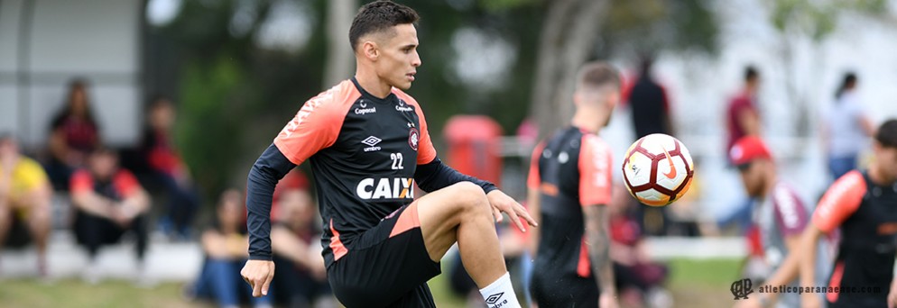 De olho em 1ª vitória fora de casa, Atlético-PR usa força máxima contra o Santos