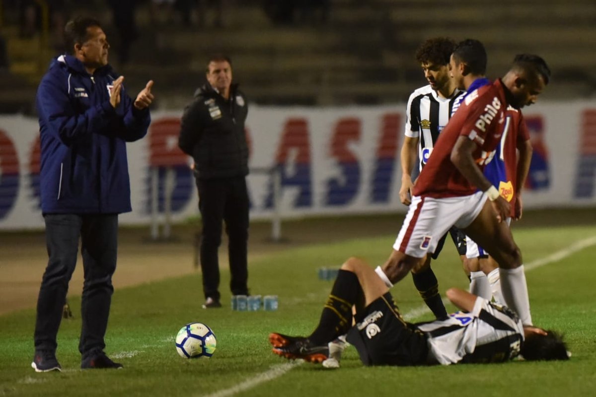 Claudinei perde dupla de zagueiros e Paraná vai ter mudanças na escalação